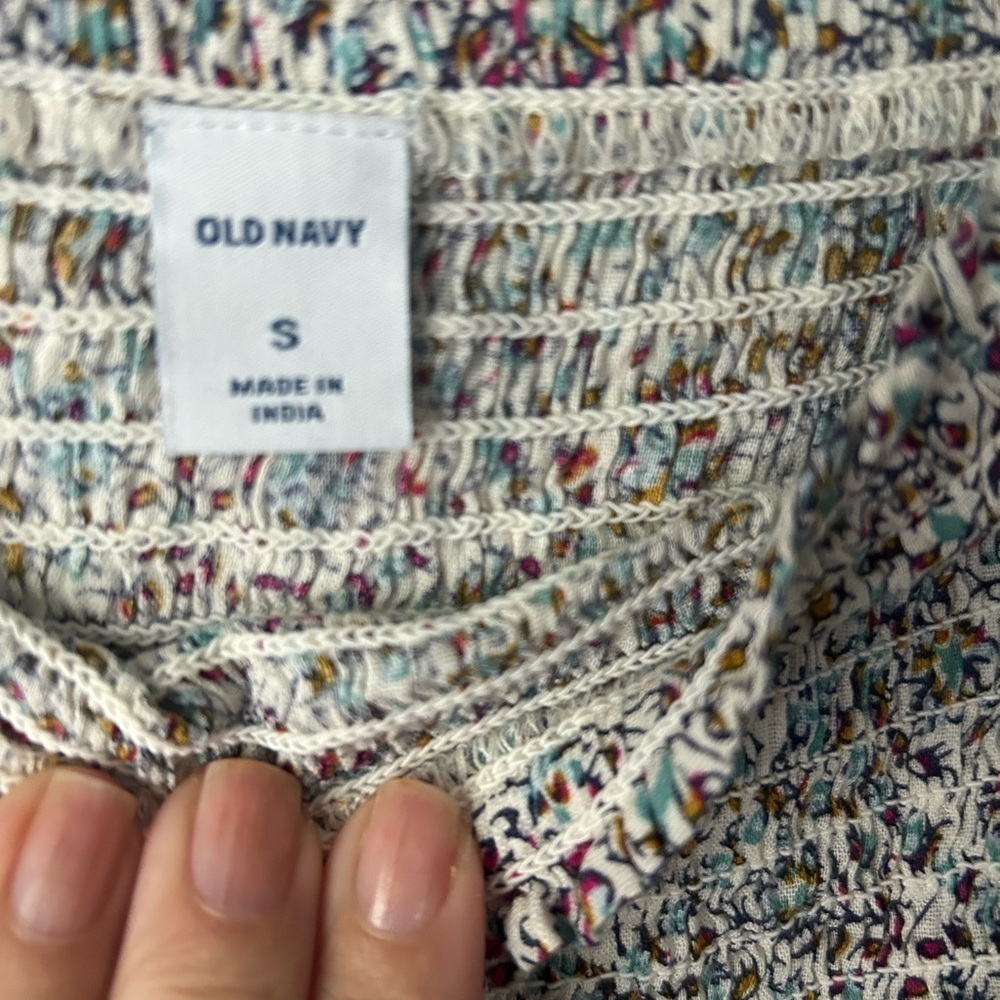 Old Navy off the shoulder flower top size small - Picture 4 of 4